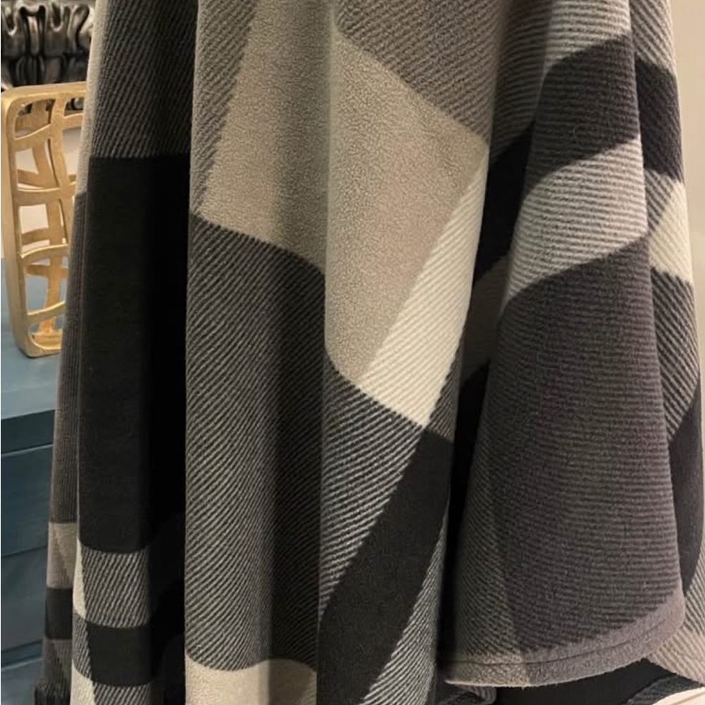 Rachel Roy Elegant Black, Gray Cream Plaid Shawl/Cape/Poncho One Sz warm fringe - Picture 7 of 11